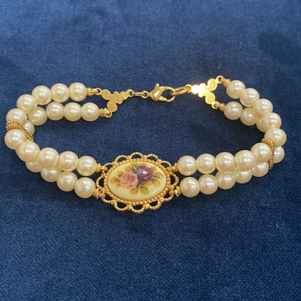 New beautiful pearl bracelet with floral charm